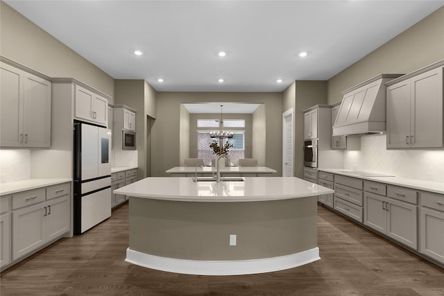 kitchen featuring sink, stainless steel appliances, tasteful backsplash, and gray cabinets