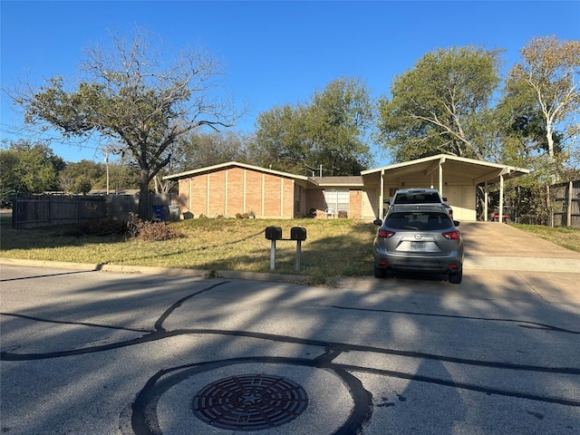 view of front of home featuring a carport and a front yard