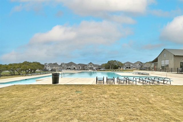 view of swimming pool featuring a yard