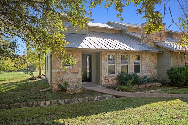 view of front of house featuring a front lawn