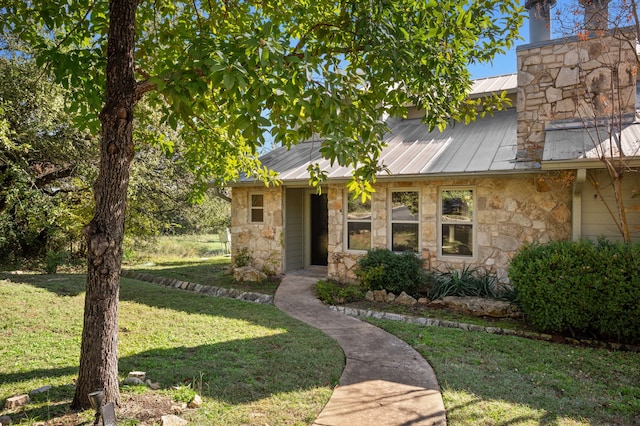 view of front of property with a front yard