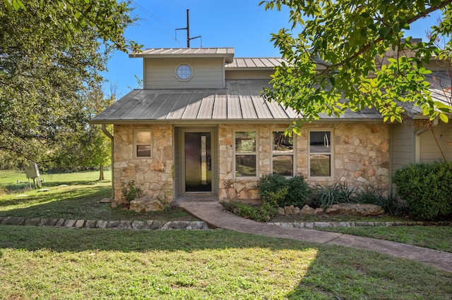 view of front of property featuring a front yard