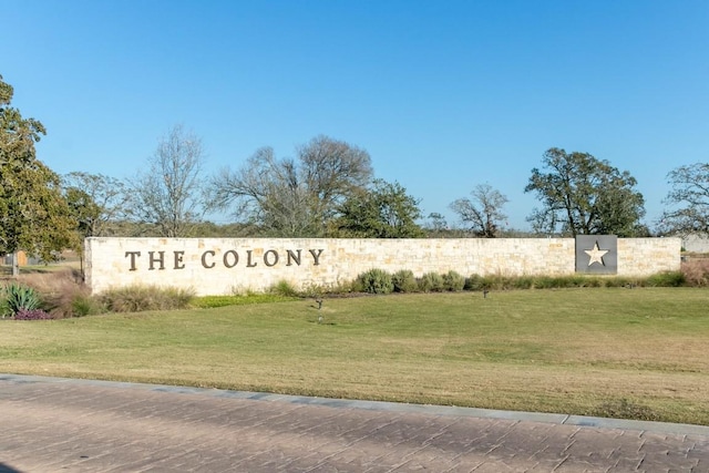 community sign featuring a lawn