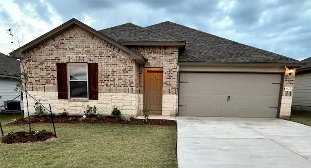 view of front facade featuring a garage, central AC unit, and a front lawn