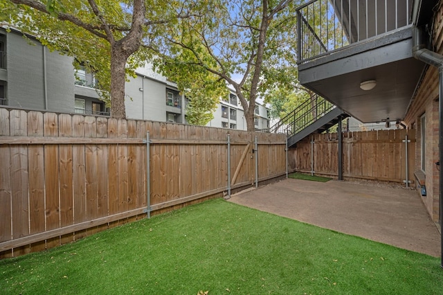 view of yard with a patio area