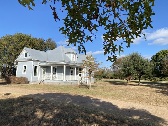 view of front of home featuring a porch and a front yard