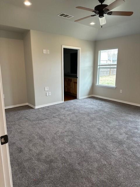 carpeted empty room featuring ceiling fan