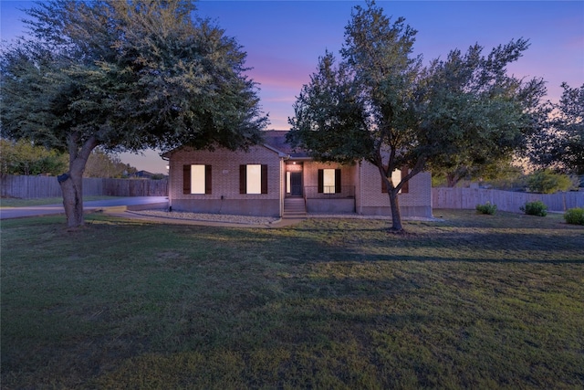 view of front of property featuring a lawn