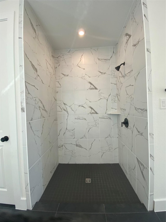 bathroom featuring a tile shower