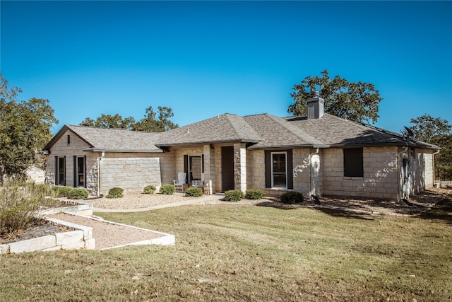 view of front facade featuring a front yard