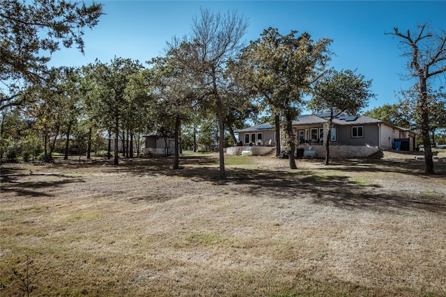 view of yard with a shed