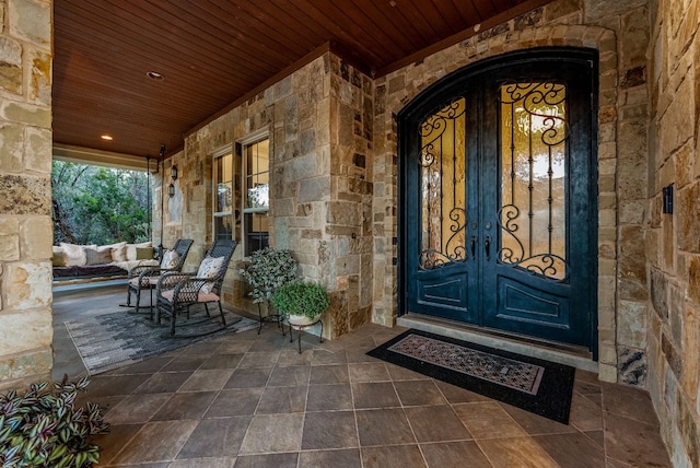 property entrance featuring a porch