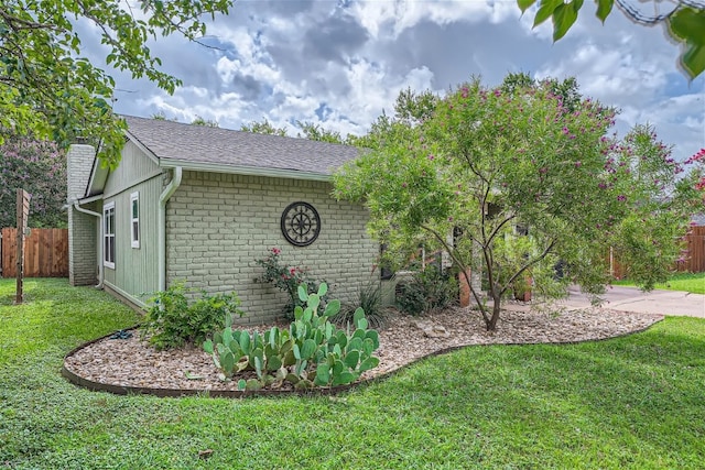 view of side of property featuring a lawn