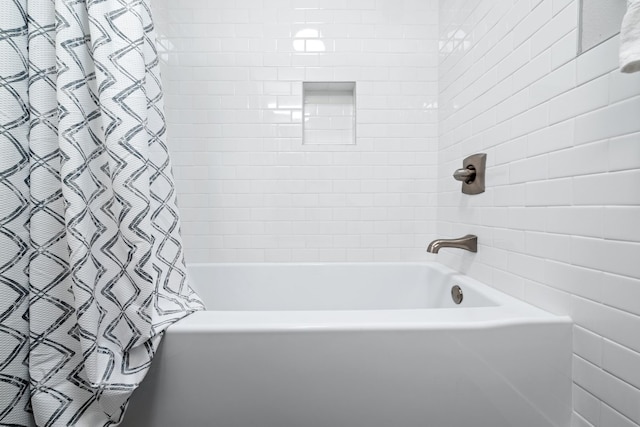 bathroom featuring shower / tub combo