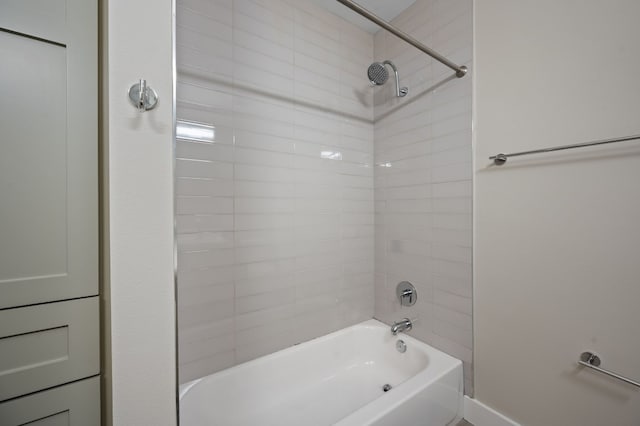 bathroom with tiled shower / bath