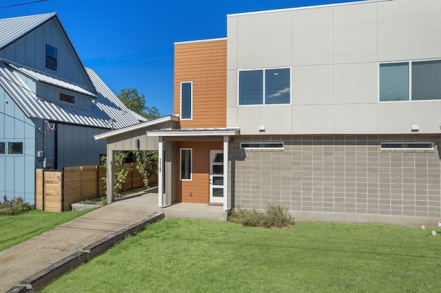 view of front facade featuring a front lawn