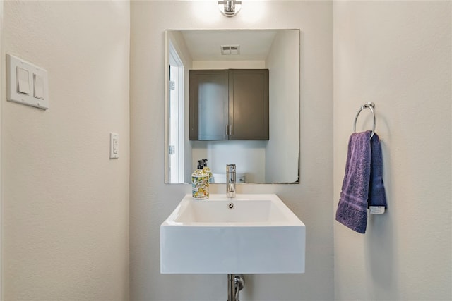 bathroom featuring sink