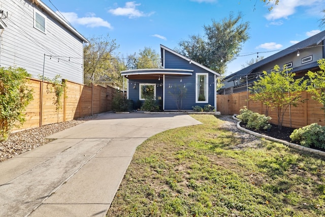 view of front of property featuring a front lawn