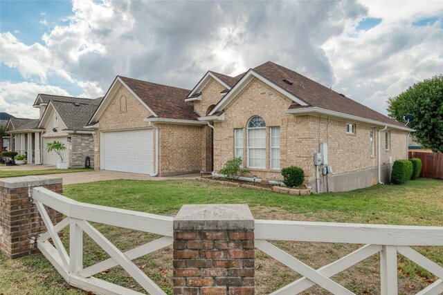 view of front facade featuring a garage and a front lawn