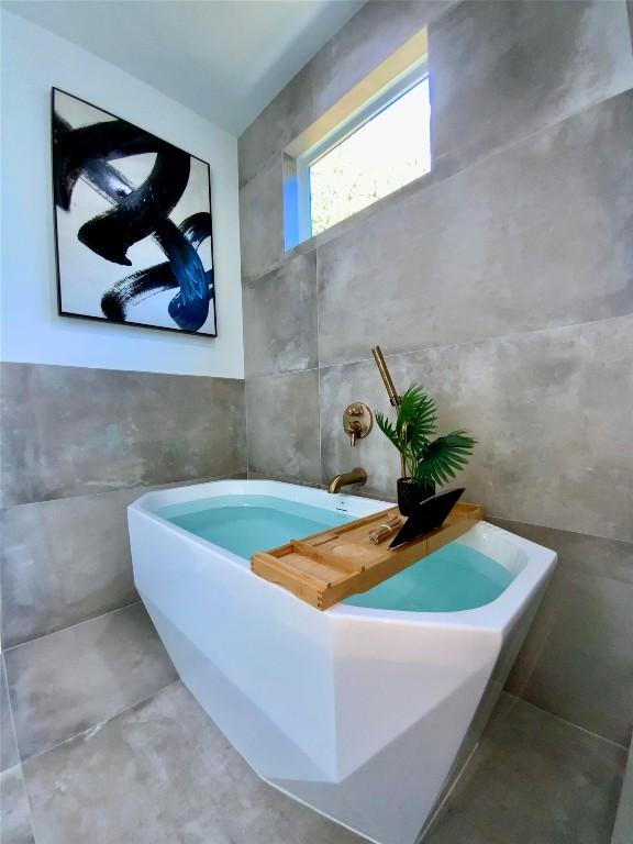 bathroom featuring tile walls