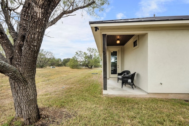 view of yard featuring a patio area