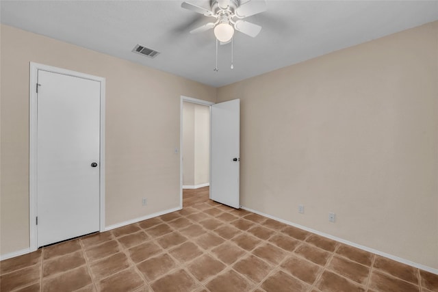 empty room featuring ceiling fan