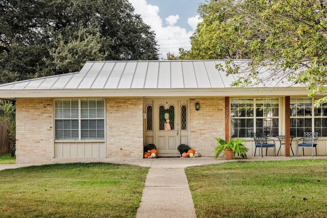 ranch-style home with a front lawn