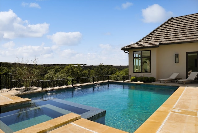 view of pool featuring an in ground hot tub