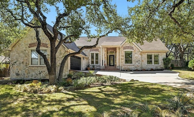 view of front of home featuring a front yard and a garage