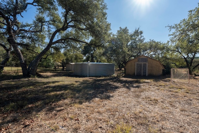 view of yard featuring an outbuilding