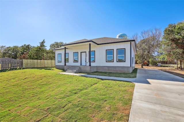 view of front of property with a front yard