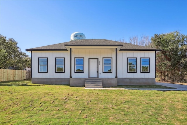 view of front of property featuring a front yard