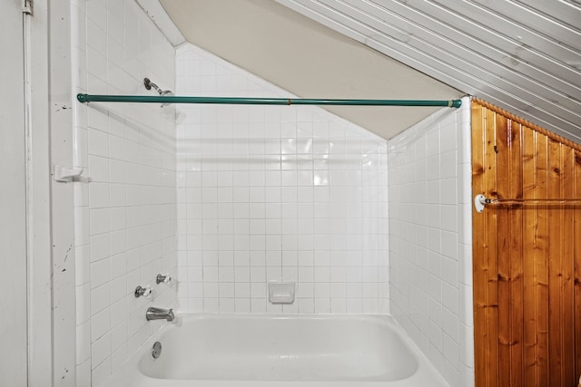 bathroom featuring tiled shower / bath combo