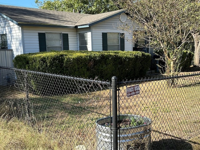 view of side of property featuring a yard