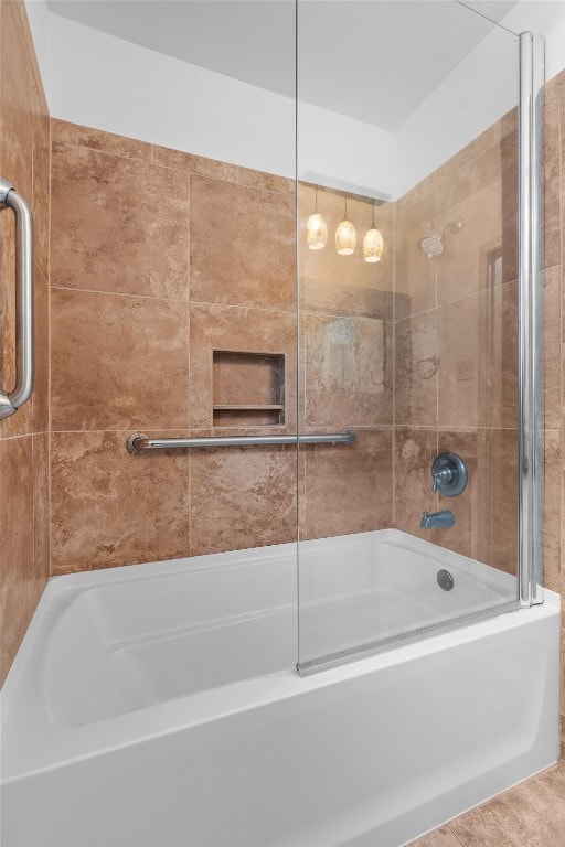 bathroom with tiled shower / bath combo