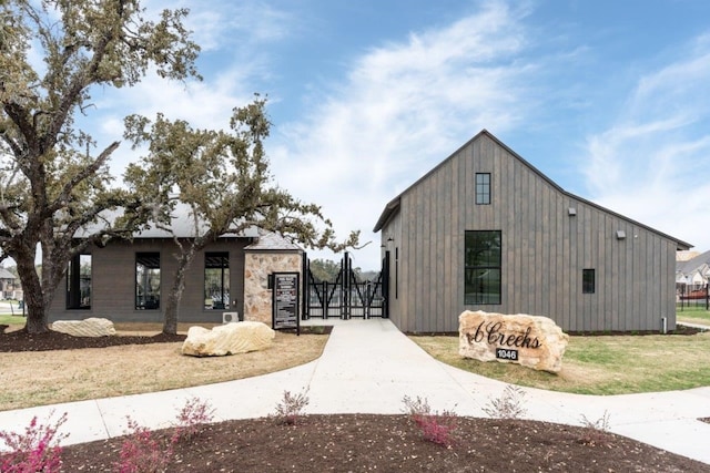 view of front of home featuring a front lawn