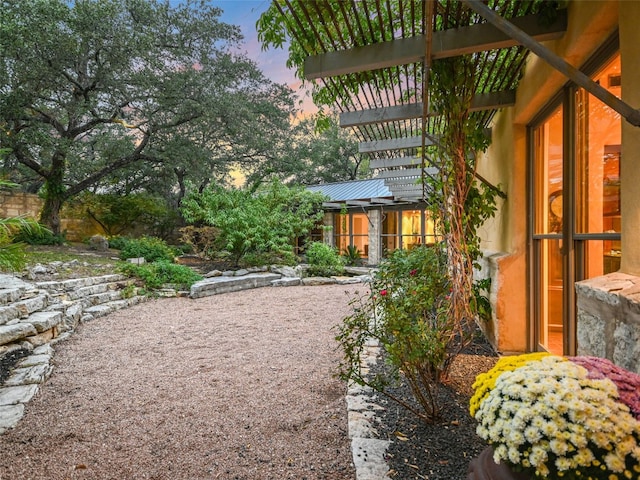 view of yard at dusk