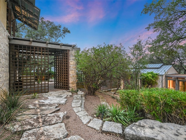 view of yard at dusk