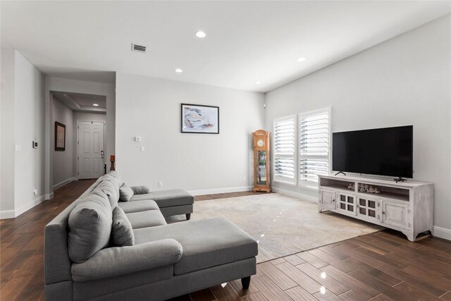 living room featuring recessed lighting, visible vents, baseboards, and wood finished floors