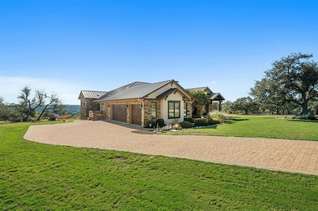 view of front of property featuring a front yard and a garage