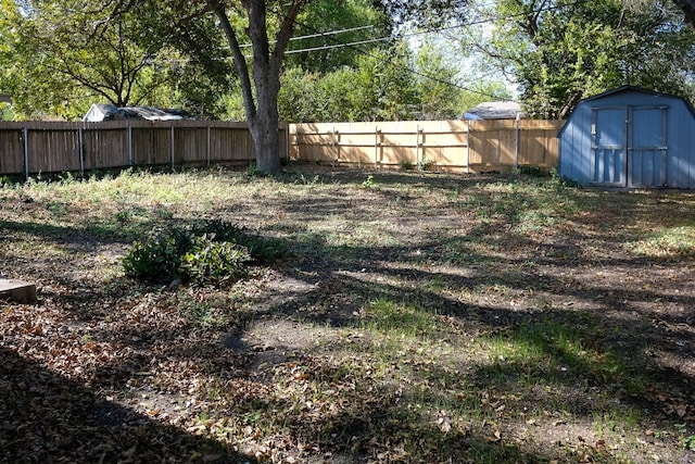 view of yard featuring a storage shed