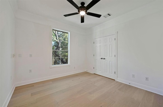 unfurnished room with light hardwood / wood-style flooring, ceiling fan, and ornamental molding