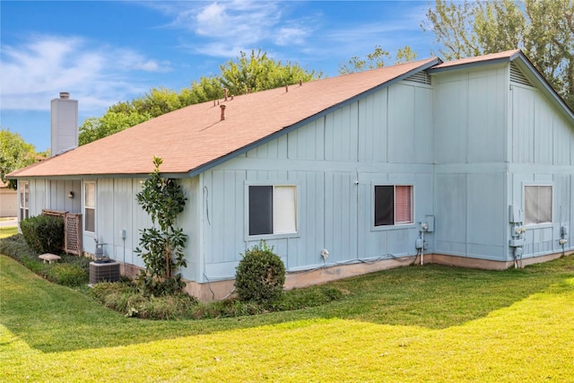 rear view of house featuring a yard