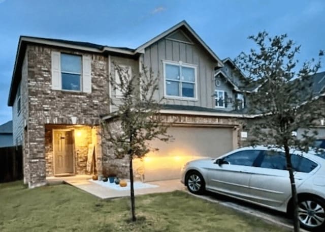 view of front facade featuring a front lawn and a garage