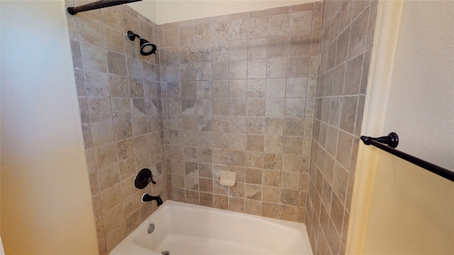 bathroom featuring tiled shower / bath