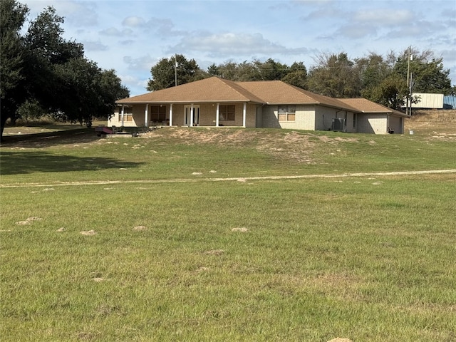 single story home featuring a front lawn