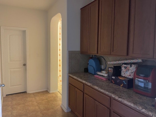 kitchen with decorative backsplash