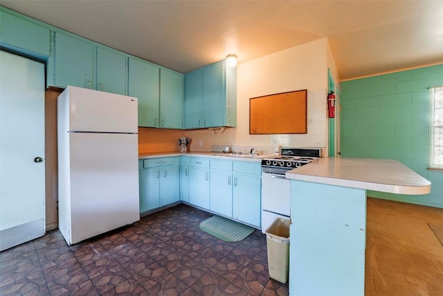 kitchen featuring a kitchen bar, sink, white appliances, and kitchen peninsula