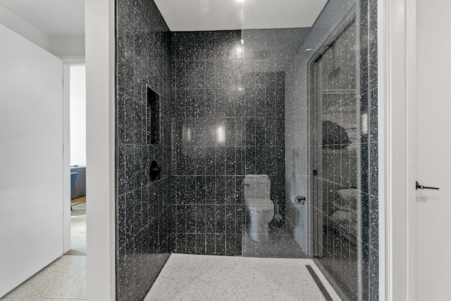 bathroom featuring a tile shower