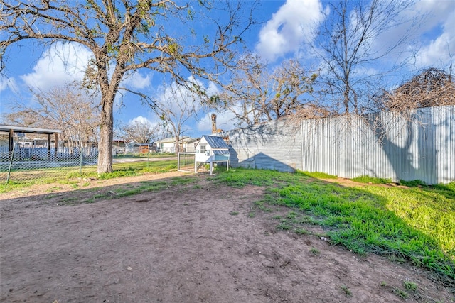 view of yard with an outbuilding